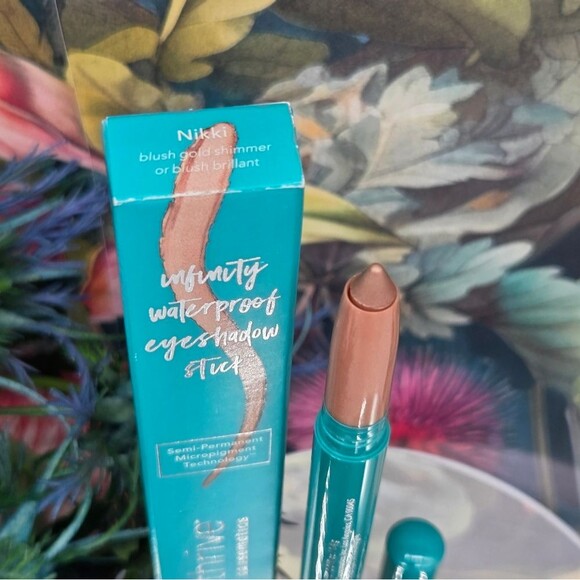 Thrive Infinity Waterproof Eyeshadow Stick - Nikki Blush Gold Shimmer NEW - Picture 4 of 10